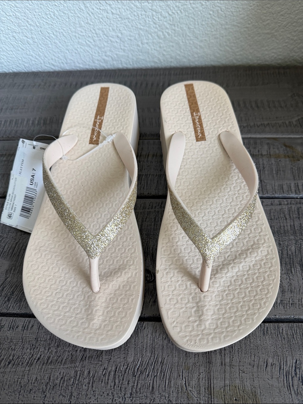 Ipanema Glitter V-Strap Platform Flip Flops - Light Cream with Gold NWT